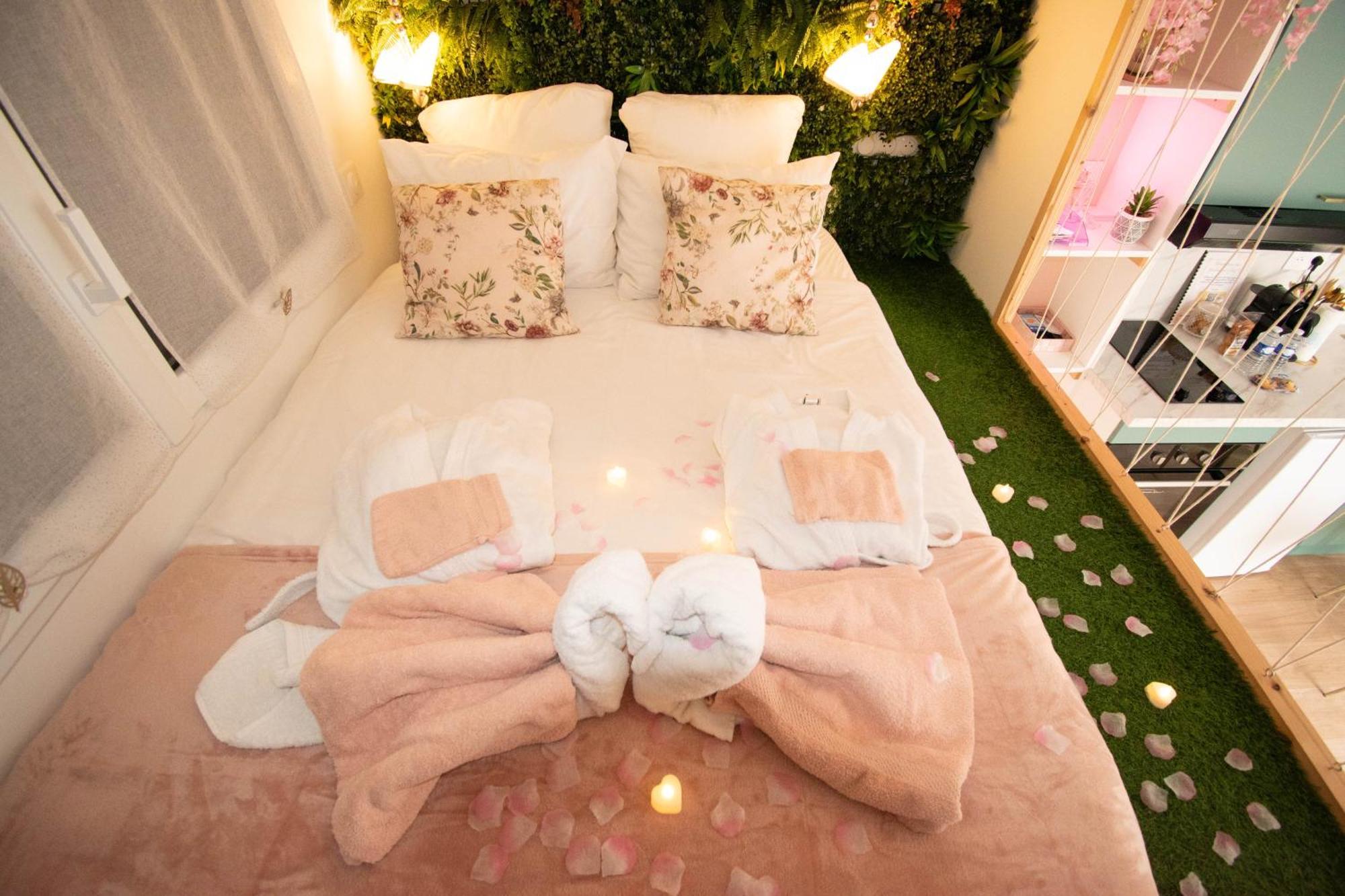 Studio Les 2 Fees - Jacuzzi - Deco Feerique Montfort-sur-Meu Экстерьер фото